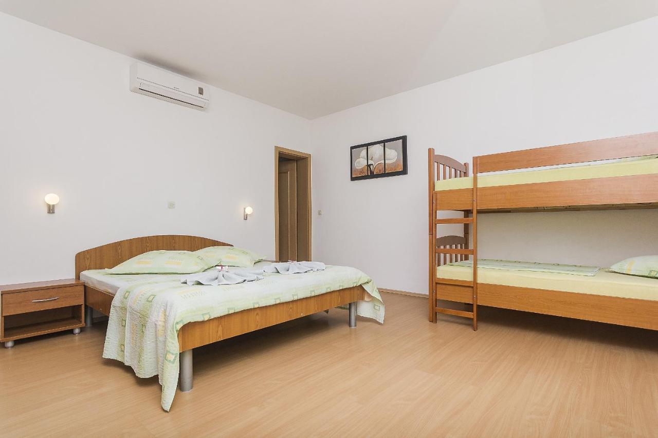 Apartments With A Parking Space Brela, Makarska - 11687 Exterior photo